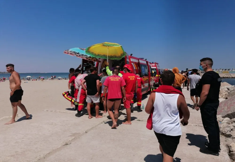 FOTO| Momente dramatice la mare, bărbat resuscitat pe plajă