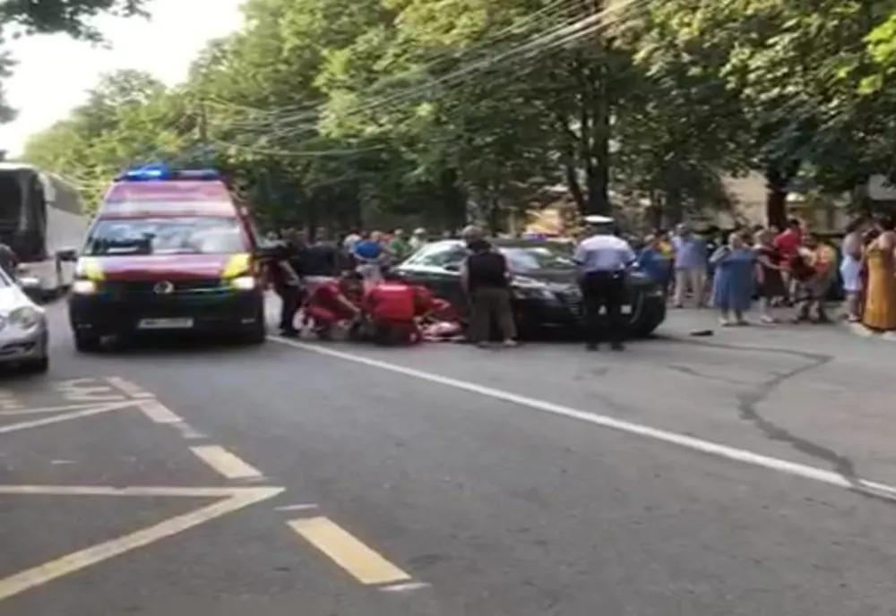 Femeie spulberată de o mașină, pe trecerea de pietoni