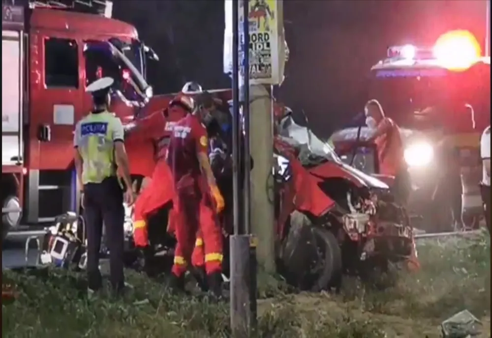 FOTO VIDEO| O tânără de 20 ani a intrat cu mașina într-un stâlp: un mort și un rănit