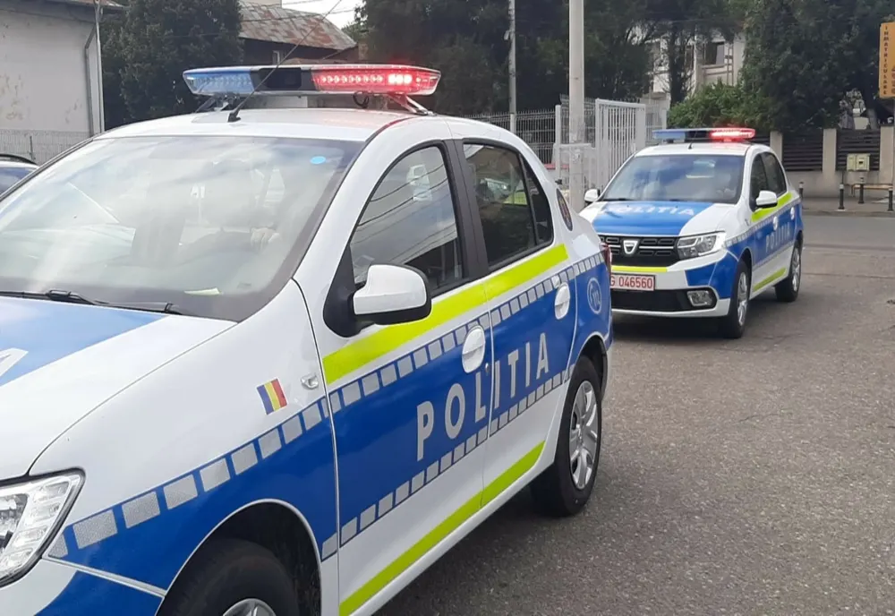 Adolescenți, ridicați din curtea unei școli, duși la secție și amendați