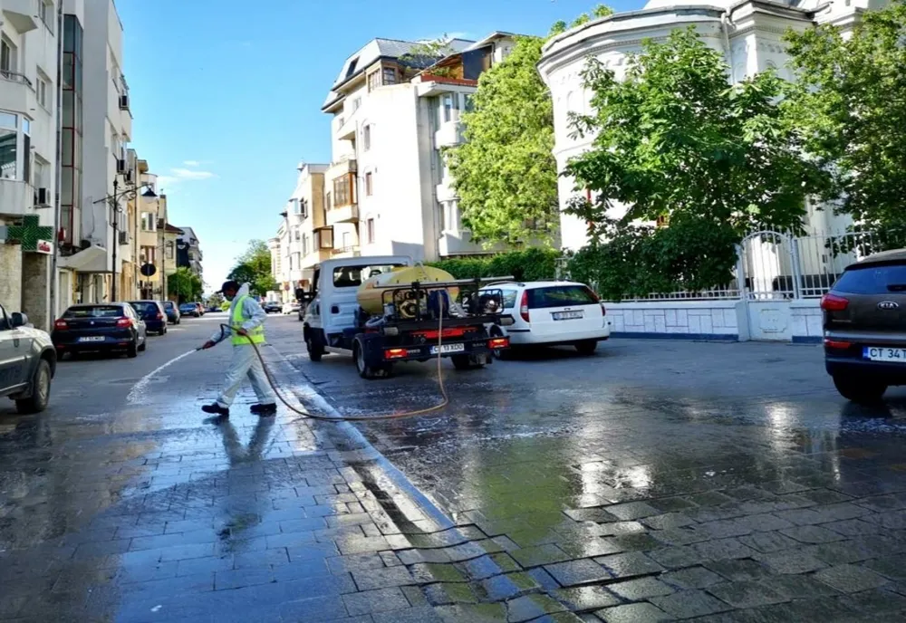 Continuă dezinfecția pe străzile din Constanța