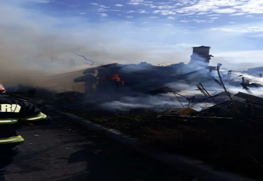 FOTO VIDEO| Casă mistuită de flăcări în Murighiol