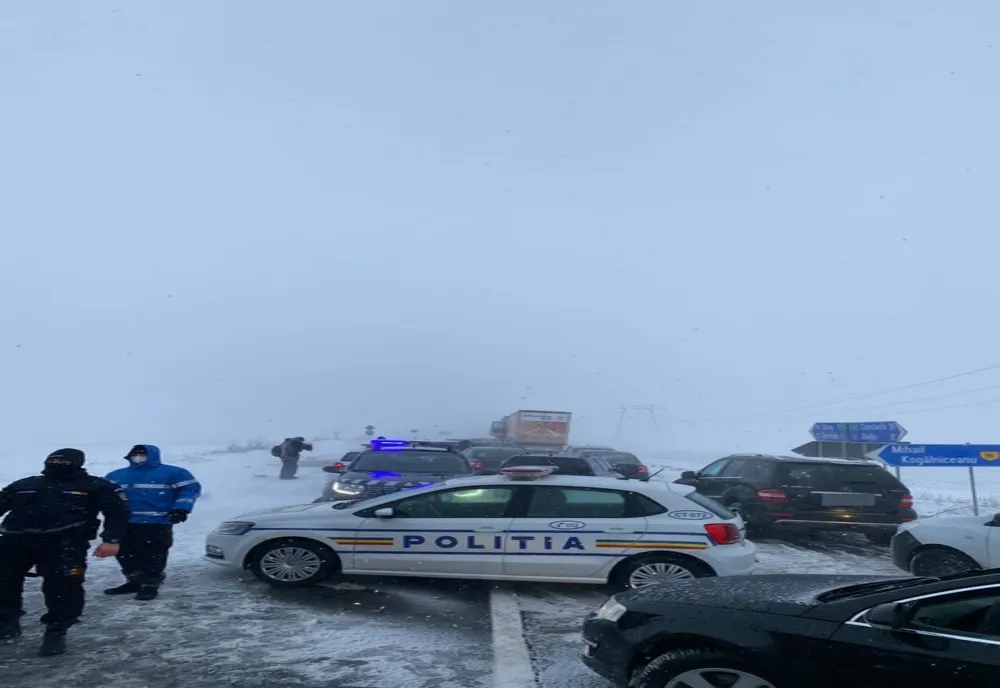 FOTO Șoferii atenționați de autorități. „Nu încurcaţi acţiunile de deszăpezire!”