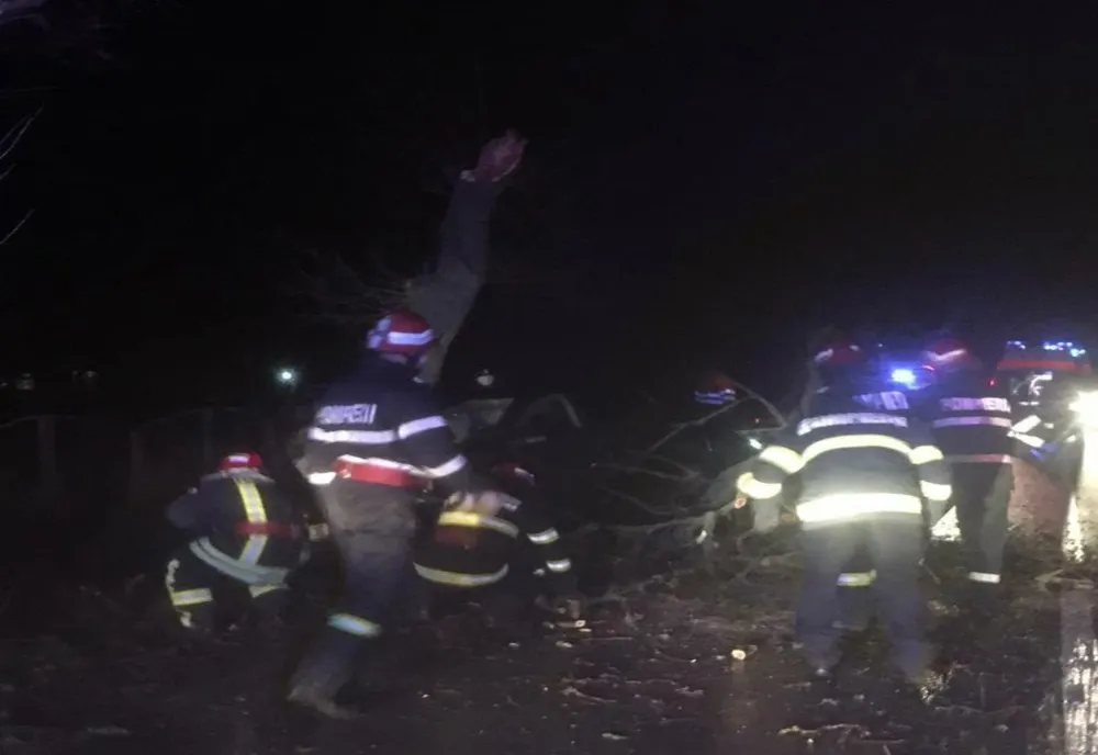 Trgedie evitată. Două tinere au intrat cu mașina într-un copac