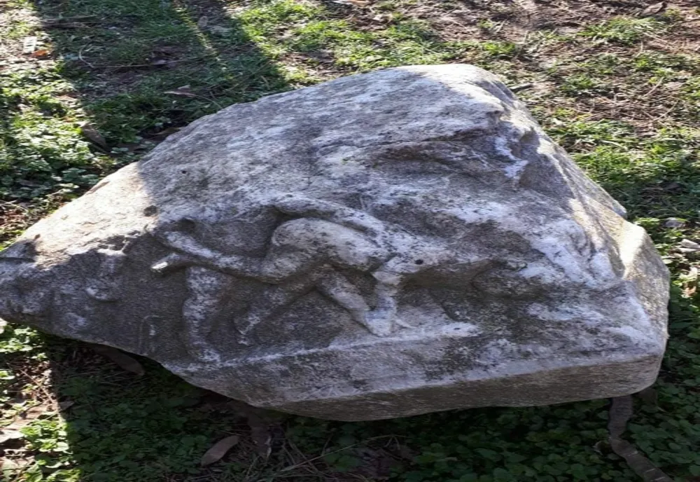 Artefact antic găsit de polițiști în curtea unui bărbat din Valu lui Traian