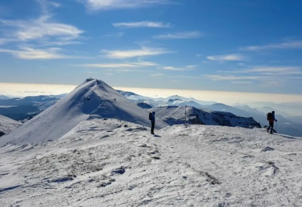 Turist recuperat de salvamontiştii din Dâmboviţa, după ce a dormit două nopţi sub cerul liber, în apropierea Vârfului Omu