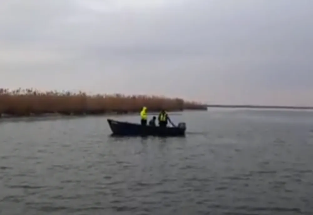 VIDEO Polițiști de frontieră amendați după ce au fost surprinși cu barca într-o zonă protejată din Rezervația Delta Dunării