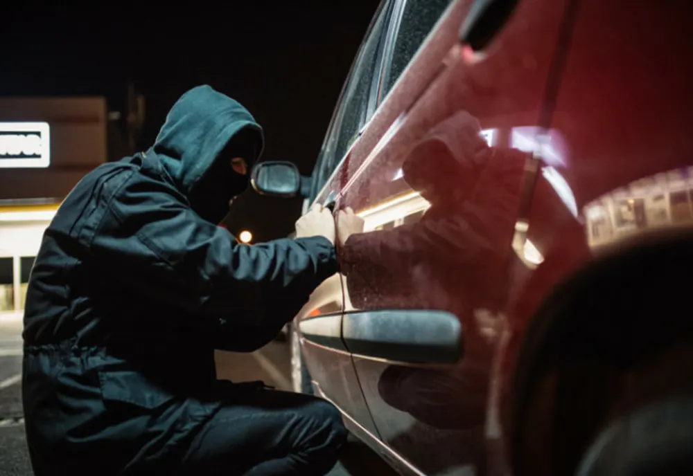 Hoț din autoturisme, prins de polițiști