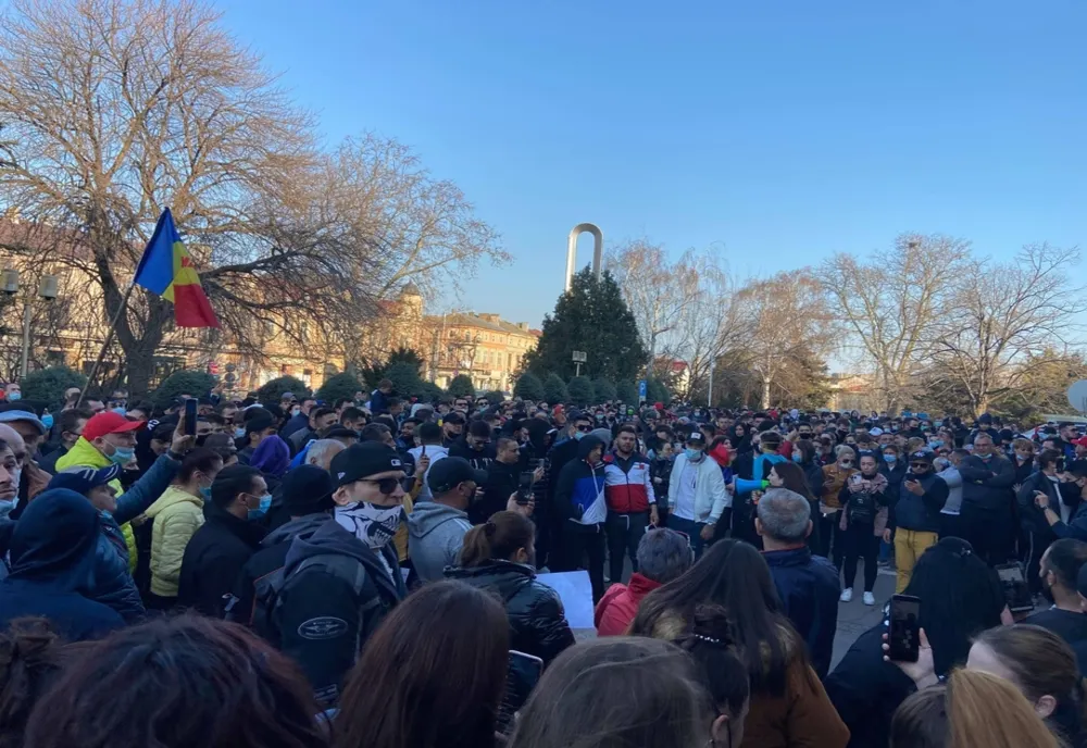 Peste 100 de amenzi date de jandarmi în urma protestului de duminică