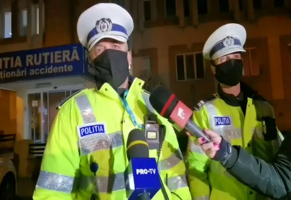VIDEO| Doi polițiști din Constanța au salvat o familie dintr-un incendiu! Au văzut flăcările pe când se aflau în patrulare și au acționat rapid