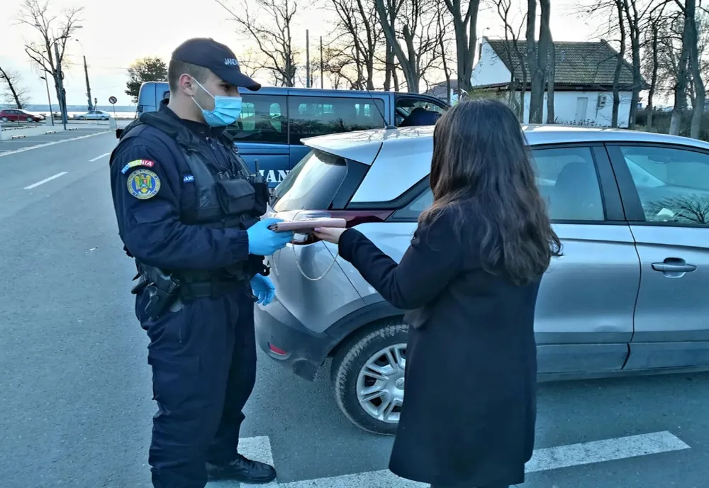 O poşetă uitată pe maşină a fost restituită de jandarmi proprietarei