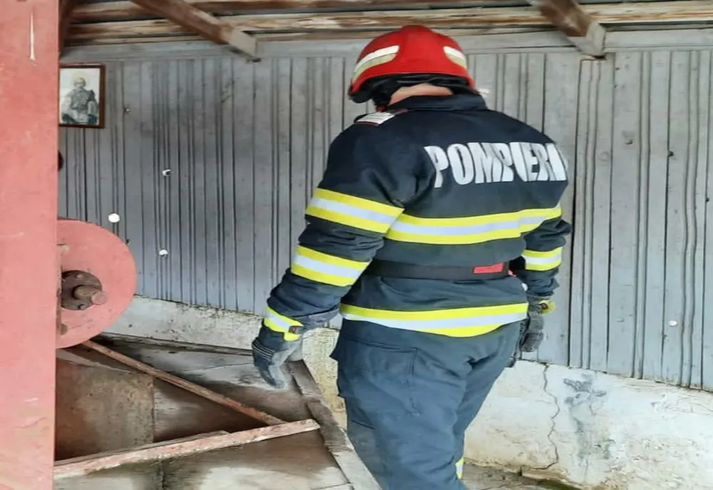 FOTO Adolescentă salvată de pompieri dintr-o fântână