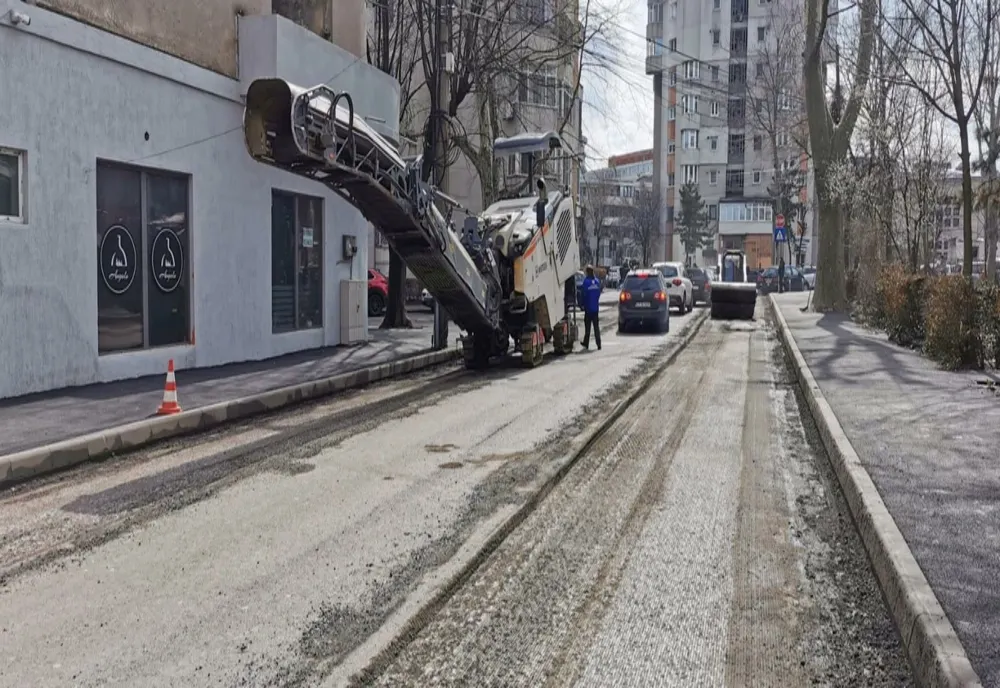 Atenție, șoferi! Se decopertează carosabilul pe strada Avram Iancu