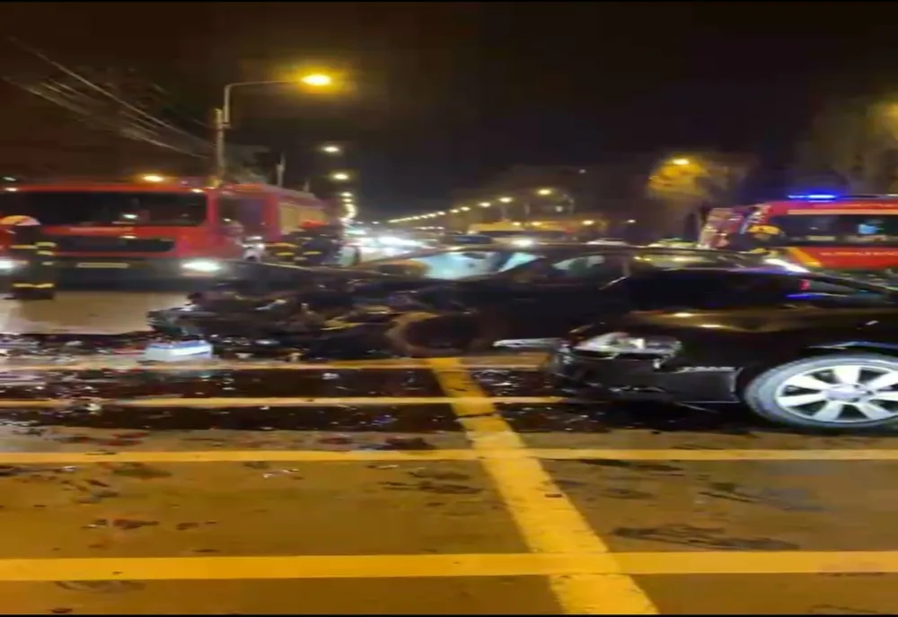 VIDEO| Două mașini s - au făcut praf după ce s-au izbit frontal