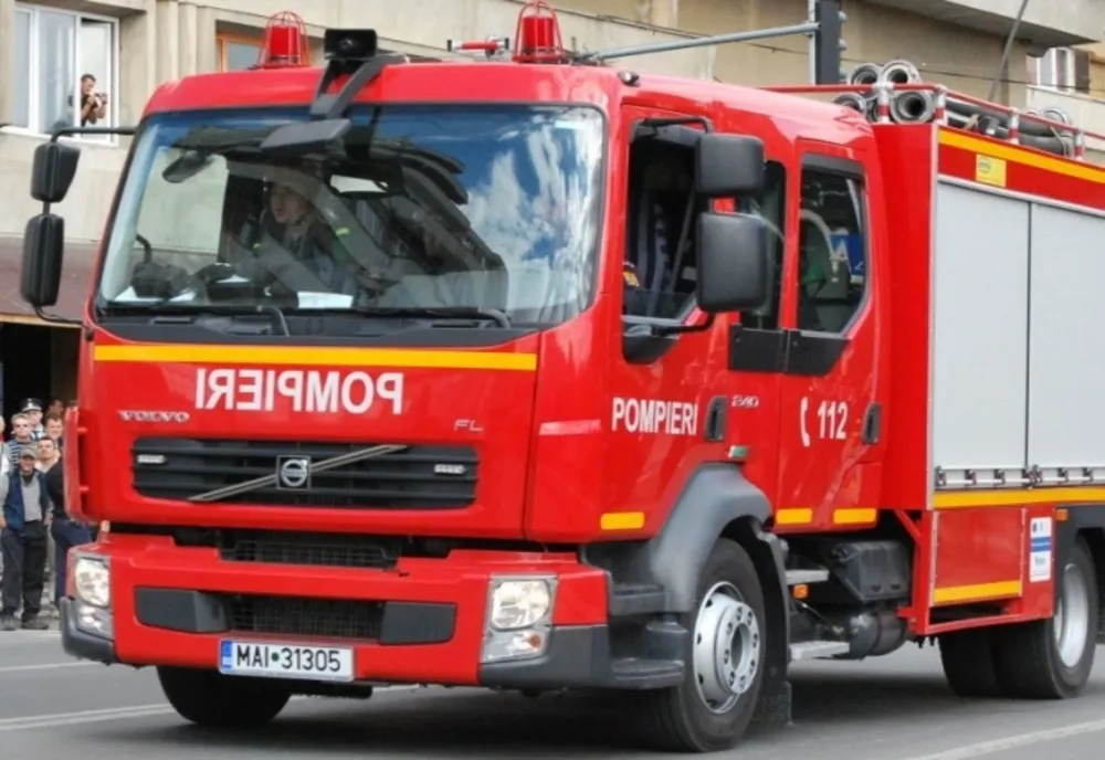 VIDEO| Incendiu la parterul unui bloc din Mihail Kogălniceanu. Patru persoane evacuate