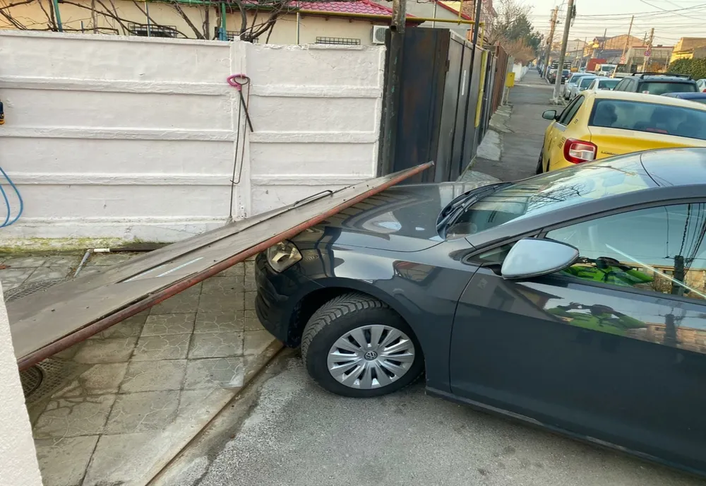 FOTO| Șofer băut ,prins de un jandarm, după ce a dărâmat poarta unei case