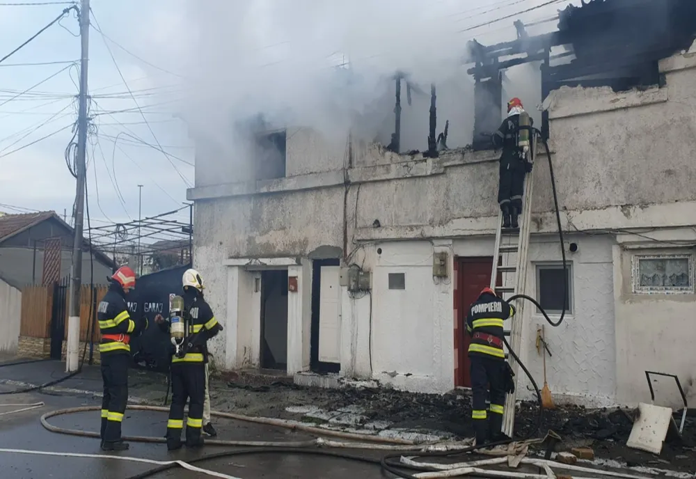 FOTO VIDEO Incendiu violent în Constanța. Două persoane salvate din flăcări