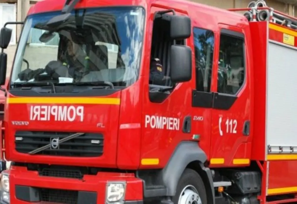 FOTO Incendiu într-un bloc din Tulcea.O persoană transportată la spital cu arsuri