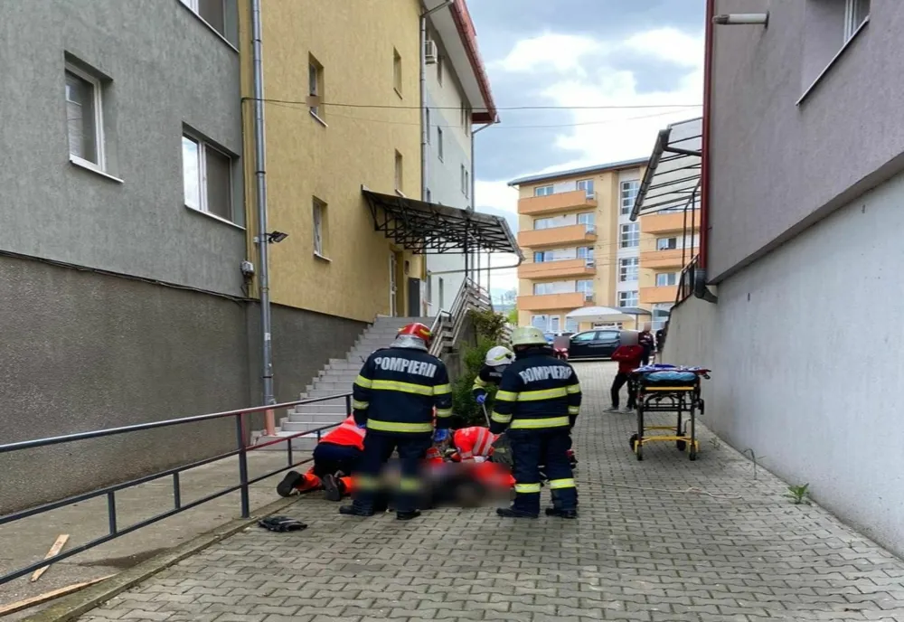 FOTO | Accident de muncă în Cluj-Napoca! Un bărbat din Constanţa a murit după ce a căzut de pe acoperişul unui bloc