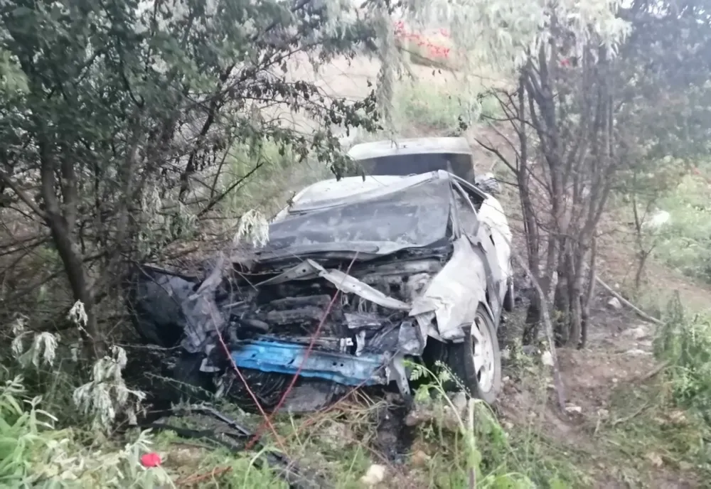 FOTO VIDEO Mașină în flăcări pe A4. Cinci persoane rănite