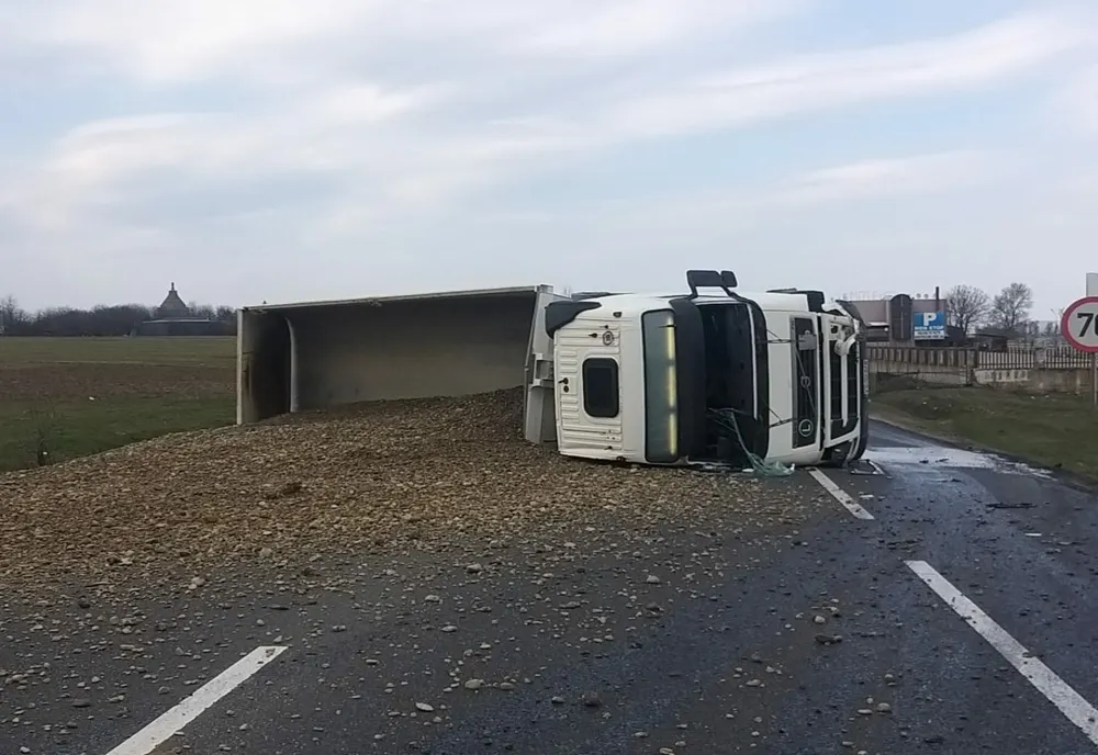 Tir răsturnat la Poarta Albă, Scurgeri de combustibil