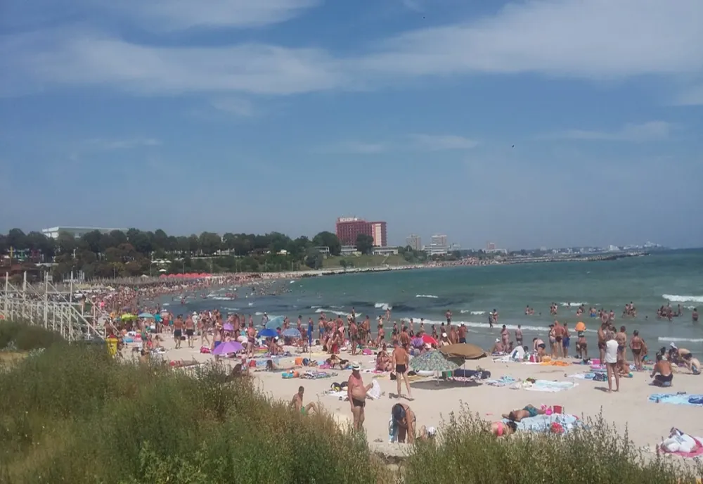 Turist scos inconștient din valurile mării