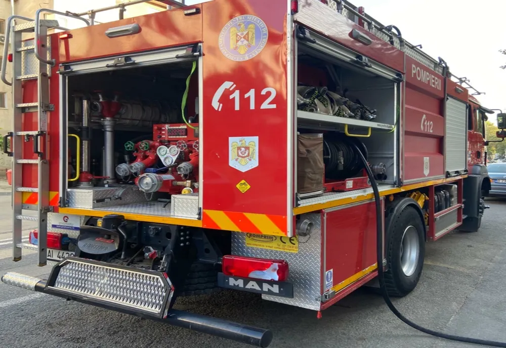 O femeie a ajuns la spital, intoxicată cu fum, după ce un incendiu i-a cuprins casa
