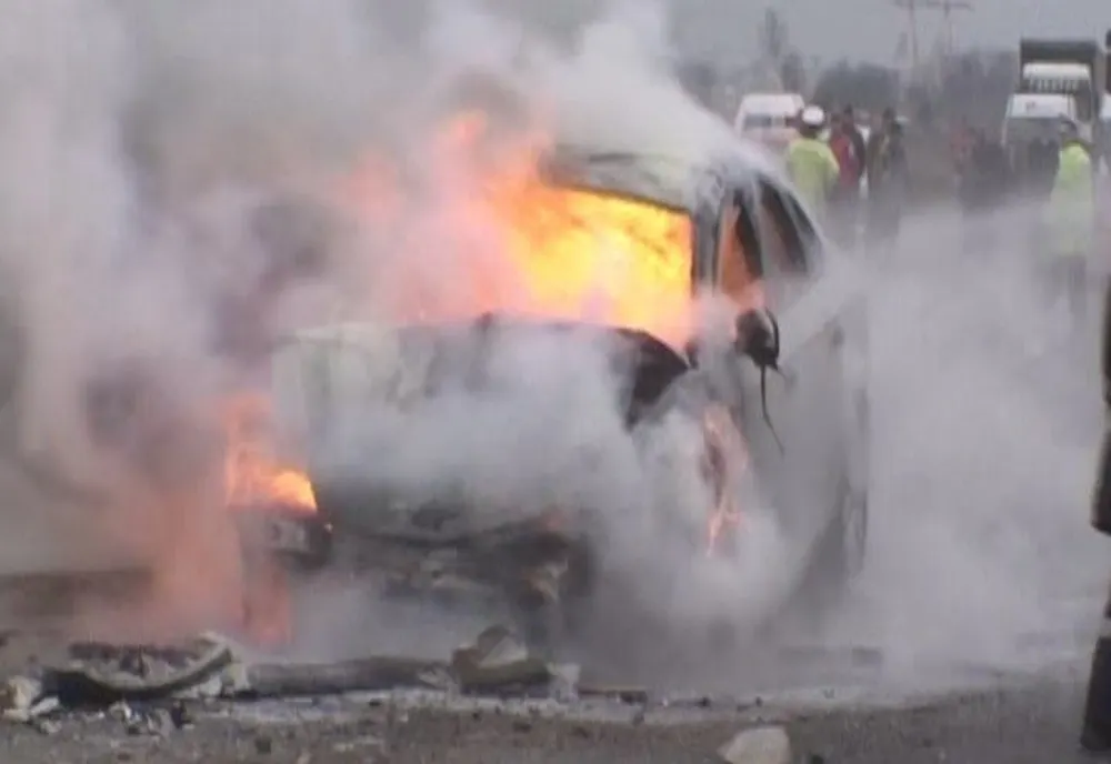 Au crezut că au scăpat! Patru tineri au incendiat o mașină după ce au furat-o