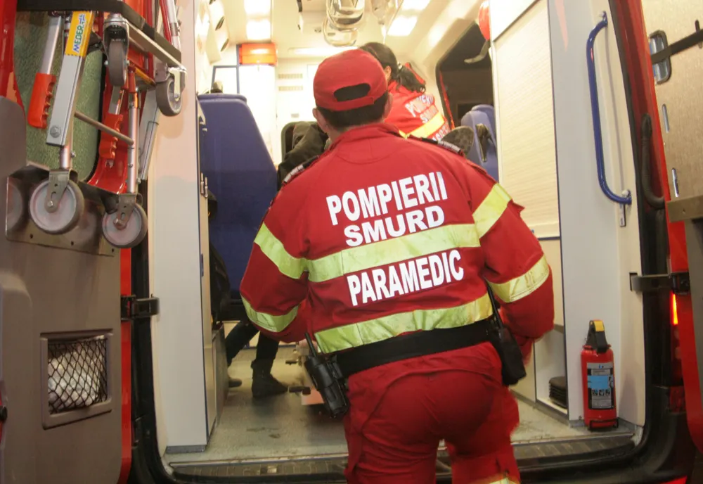 Impact violent între două mașini. O persoană rănită