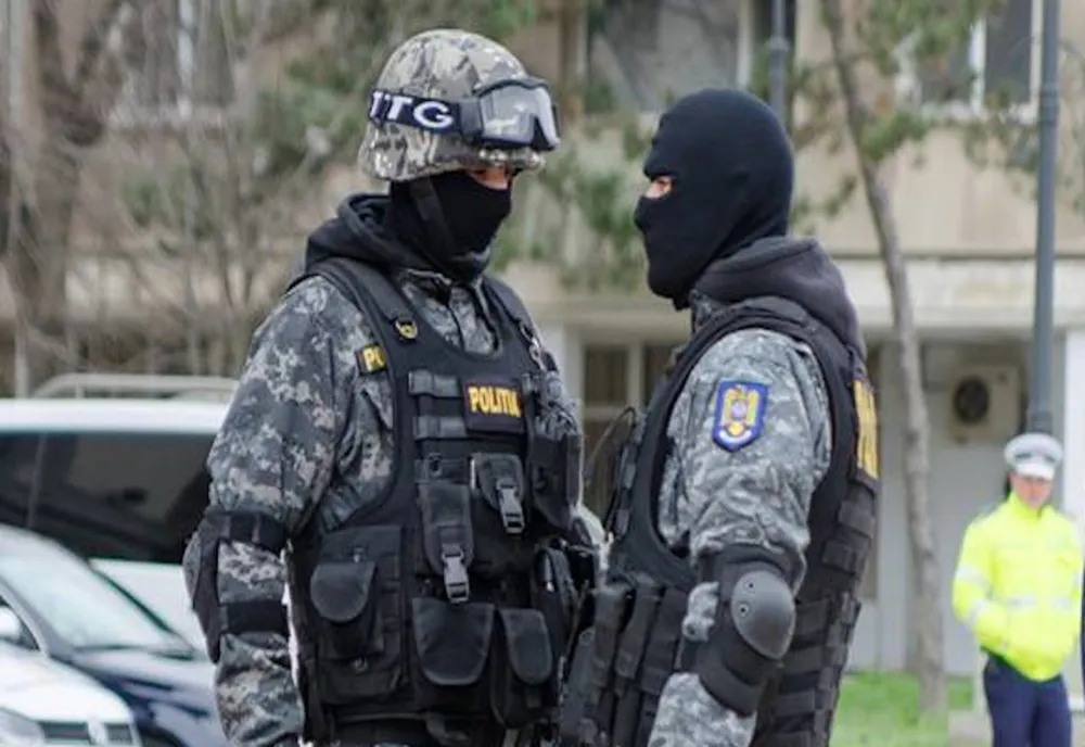 VIDEO Percheziții în Călărași. Braconieri săltați de mascați