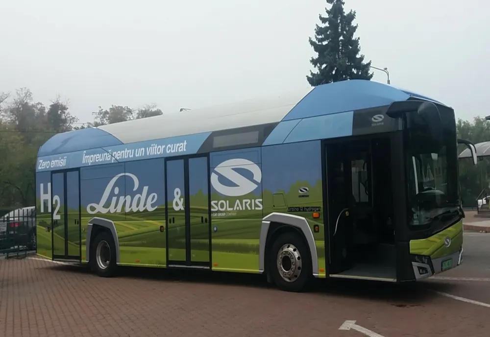 Autoritățile din 12 orașe din țară testează, în premieră, un autobuz cu hidrogen de la Solaris