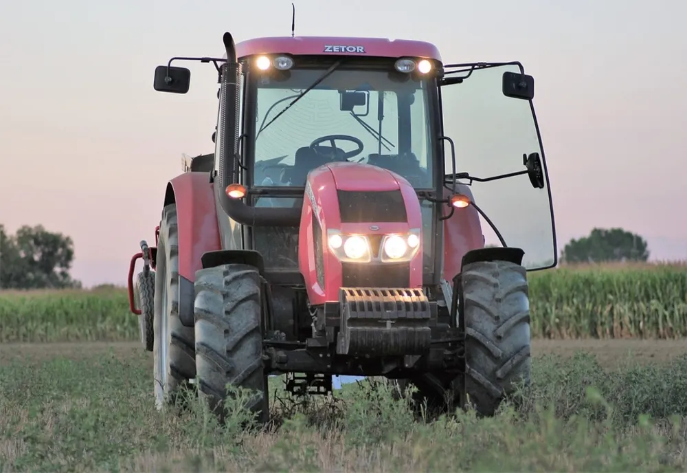 Tupeu maxim! Deși nu avea permis și băuse bine, s-a urcat la volanul unui tractor neînmatriculat