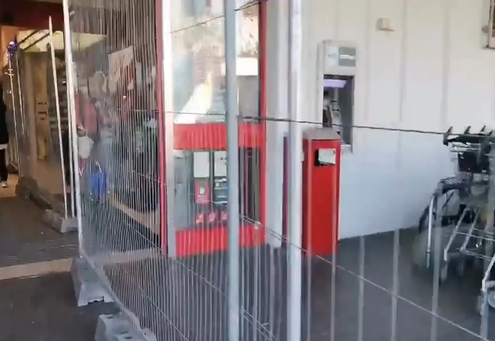 Un gard de sârmă desparte vaccinații de nevaccinați la intrarea într-un supermarket din Rm. Sărat