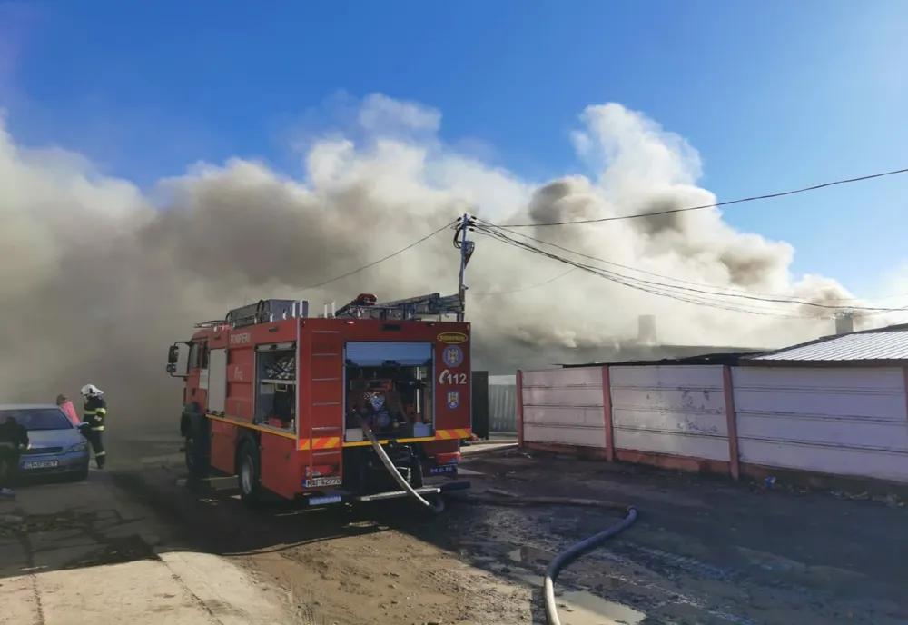 Alertă la Constanța! Un incendiu violent a izbucnit, joi dimineață, într-un cartier de locuințe sociale de la periferia orașului.