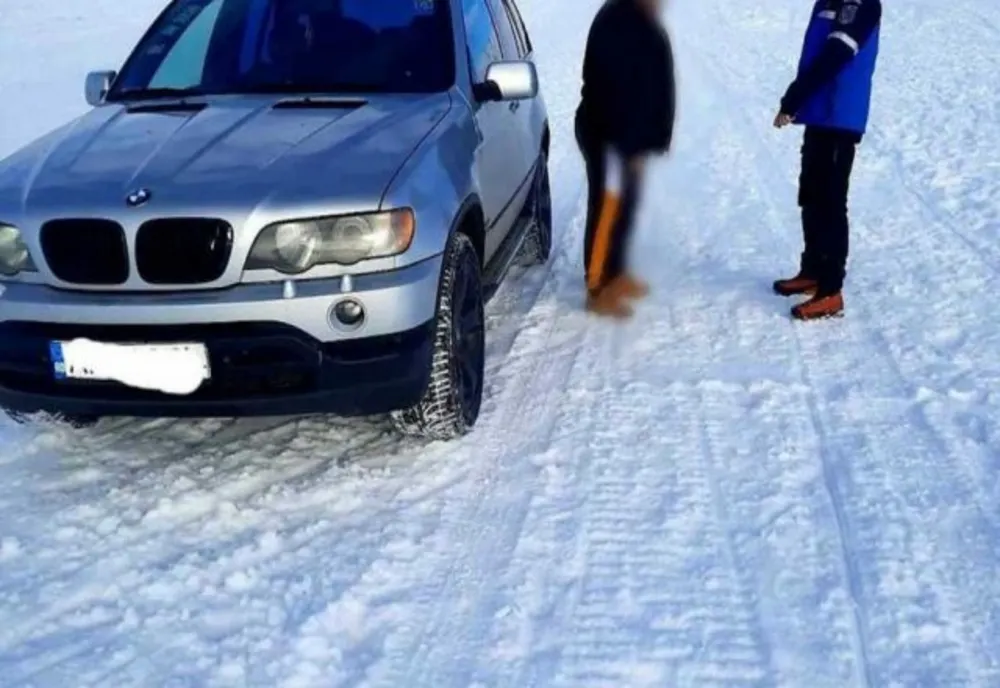 Doi bărbaţi, tată şi fiu, prinși cu SUV-urile pe pârtia de schi din staţiunea Muntele Mic