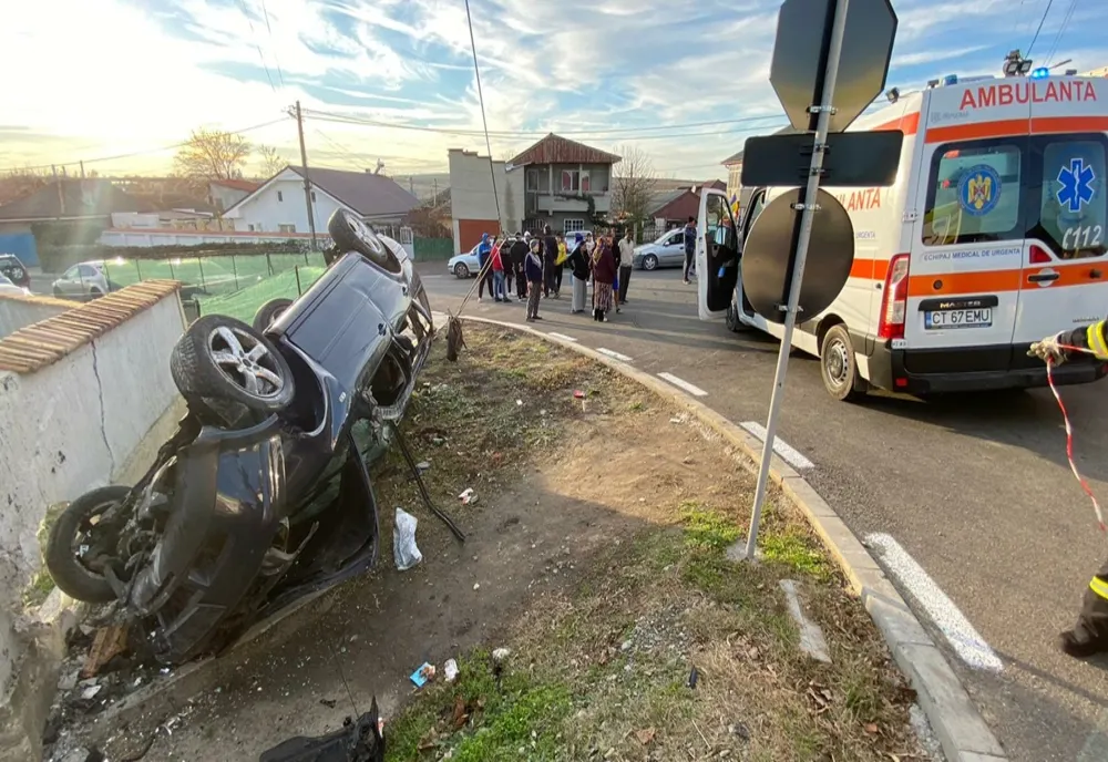 FOTO Mașină făcută praf după ce a intrat într-un gard și s-a răsturnat