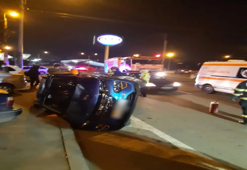 FOTO Accident grav. Mașină răsturnată pe carosabil