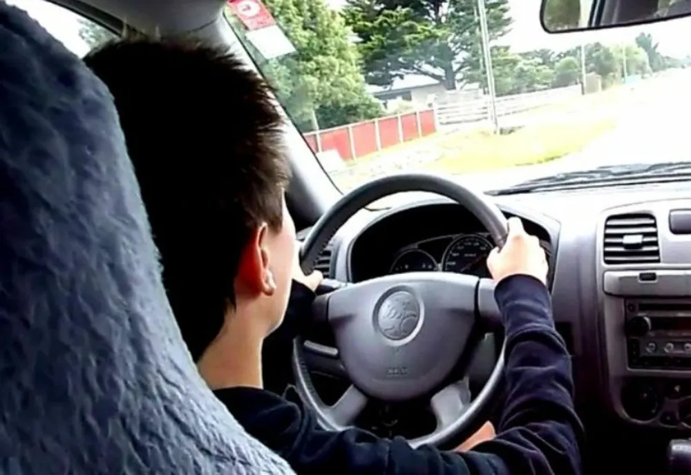 Minor lăsat la volanul mașinii chiar de către tatăl său
