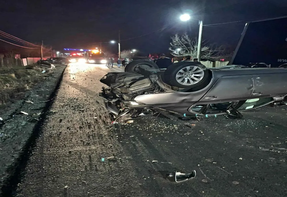 FOTO Accident  violent în Ialomița. Mașini răsturnate, doi tineri la spital
