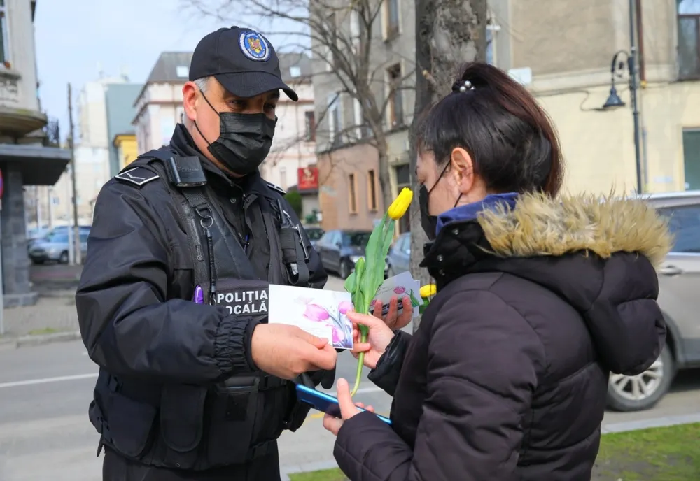 Zâmbete și flori împărțite de polițiștii locali