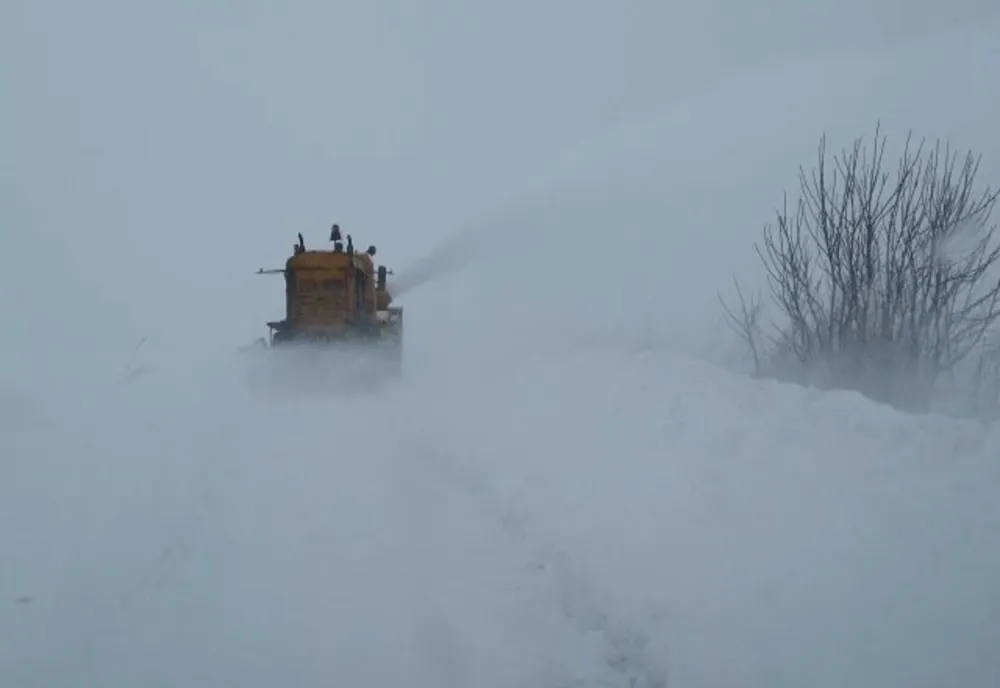 VIDEO Traficul rutier închis din cauza VISCOLULUI pe DJ 224, între localitățile Crucea și Băltăgești