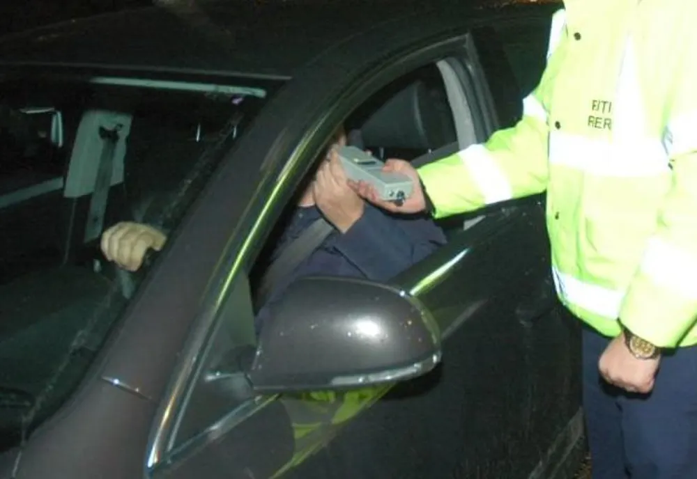 Amețit la volan din cauza alcoolului, trezit de polițiști