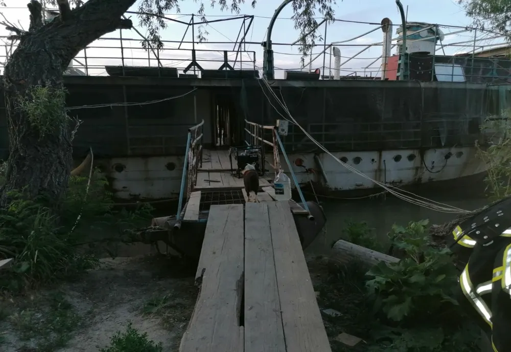 Șlep în pericol de scufundare în Delta Dunării