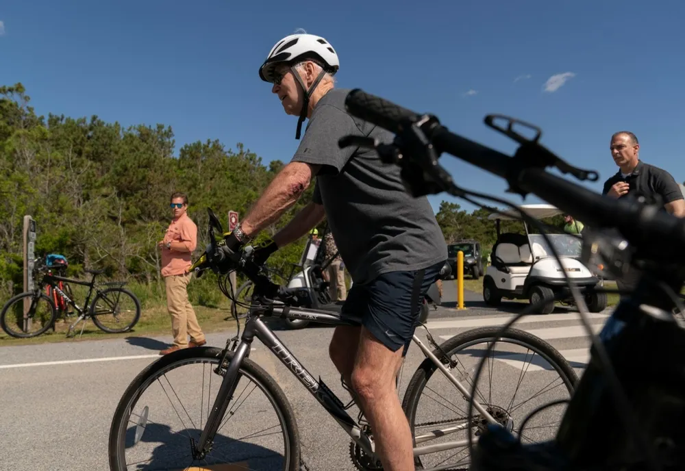 Joe Biden a căzut de pe bicicleta. Cum se simte președintele SUA - VIDEO