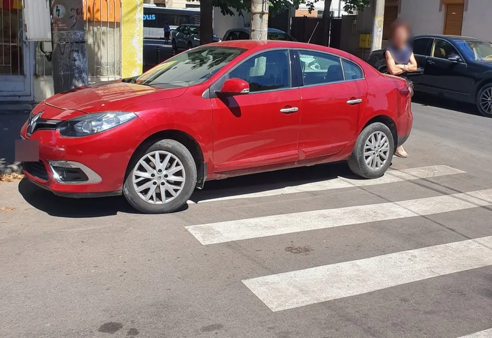 Opririle și staționările neregulamentare, sancționate de polițiștii locali. Amenzi și mașini ridicate