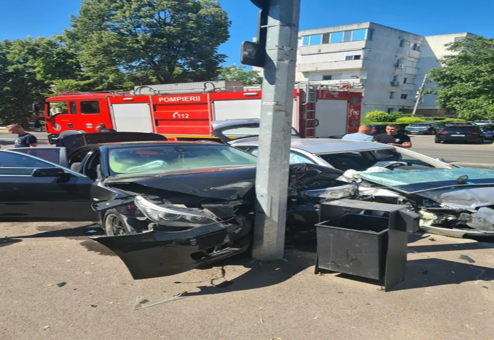 FOTO Mașină proiectată într-un stâlp de electricitate