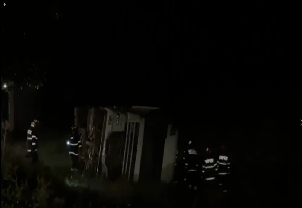VIDEO TIR răsturnat pe șoselele din Constanța. O persoană rănită