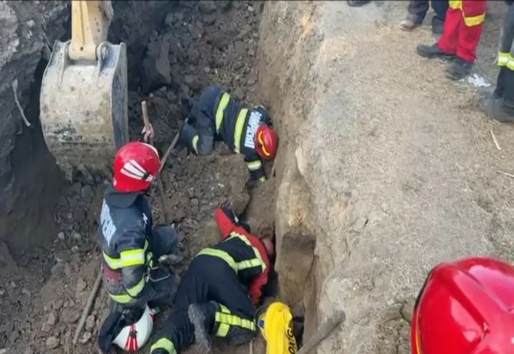 VIDEO Două persone prinse sub un mal de pamant. Misiune de salvare contracronometru