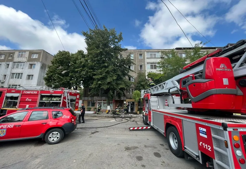 FOTO VIDEO Incendiu puternic într-un bloc din Tulcea