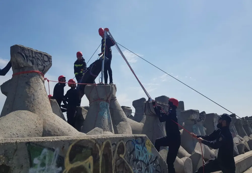 Lună de foc pentru pompieri pe litoral 1.147 de persoane asistate medical, 13 persoane recuperate din mediul acvatic, 107 incendii stinse 